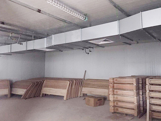 2、家具平衡養(yǎng)生：以“EMC”為基準(zhǔn)，研發(fā)出多功能平衡干燥機(jī)，用于家具半成品的恒溫恒濕平衡養(yǎng)生